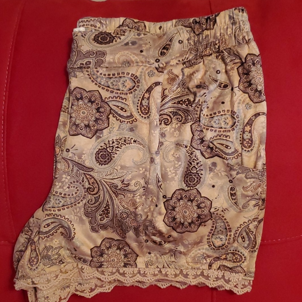 Shorts - Picture 3 of 3